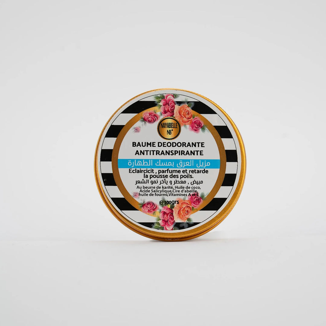 Baume déodorant antitranspirant de Nayabelle, parfumé au musk tahara. Présenté dans un pot élégant orné de motifs floraux et rayures noires, ce baume éclaircit, parfume et retarde la pousse des poils grâce à sa formule enrichie en beurre de karité, huile de coco et vitamines.