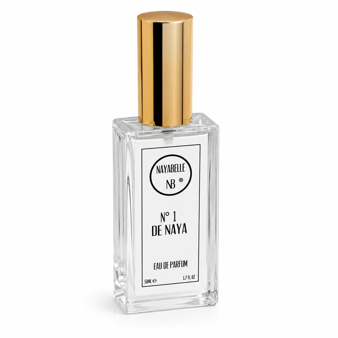 Flacon de parfum transparent N°1 de Naya par Nayabelle, eau de parfum 50ml, avec bouchon doré et étiquette blanche minimaliste

