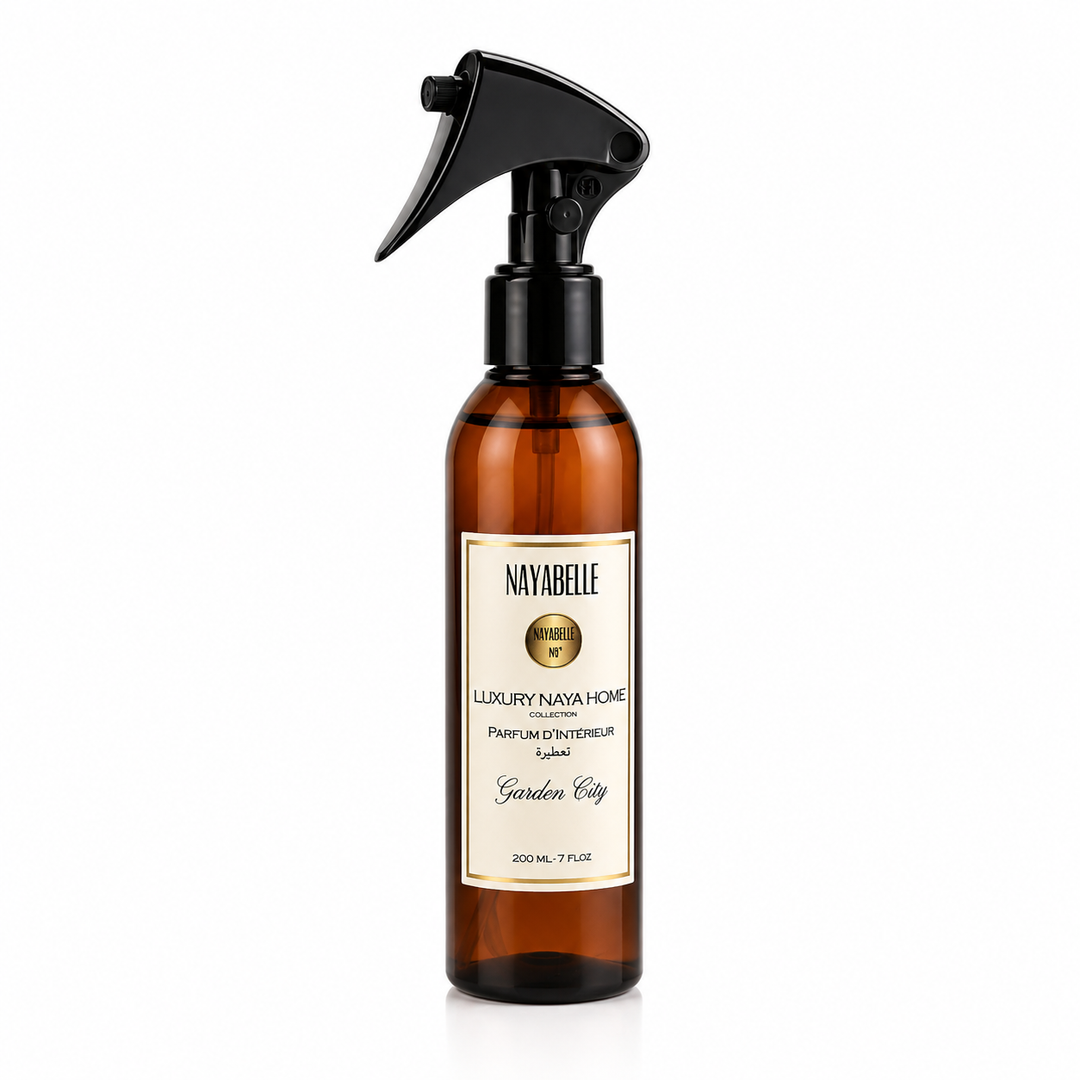 Flacon spray de parfum d'intérieur Nayabelle 'Garden City' de 200 ml, au design élégant avec bouteille ambrée et étiquette raffinée. Une fragrance luxueuse pour rafraîchir et parfumer délicatement votre maison. 