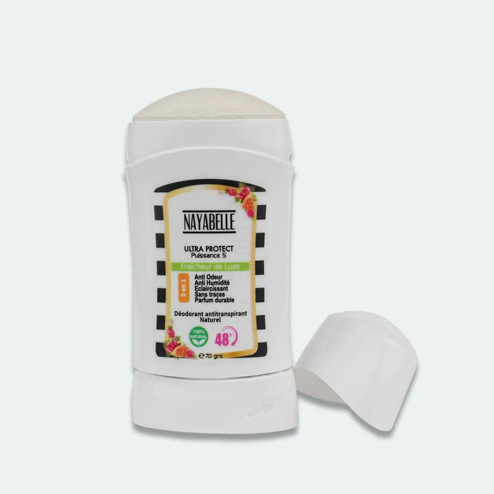 Déodorant antitranspirant en stick Nayabelle Ultra Protect ouvert, révélant le baume solide. Formulé pour une protection 48h, il offre des propriétés anti-odeurs, anti-humidité, éclaircissantes et un parfum durable. Packaging blanc élégant orné de détails floraux et rayures noires.