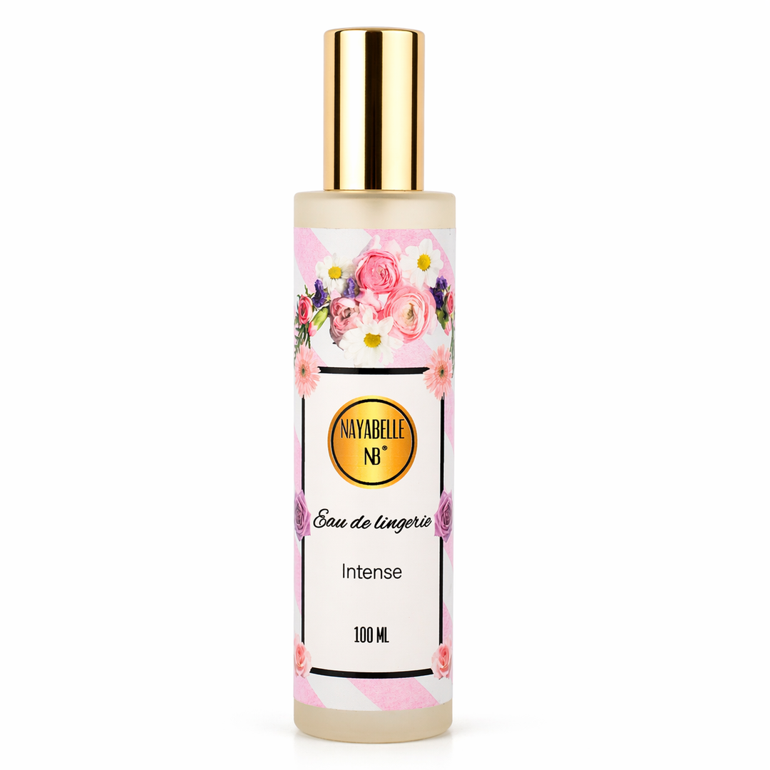 Flacon Eau de Lingerie Nayabelle 100ml — parfum textile création exclusive aux notes de rose, pivoine, framboise, oud, musc blanc et amberwood. Anti-taches, spécial dentelle et soie, fabriqué à Casablanca au Maroc. Flacon à motifs floraux et bouchon doré.