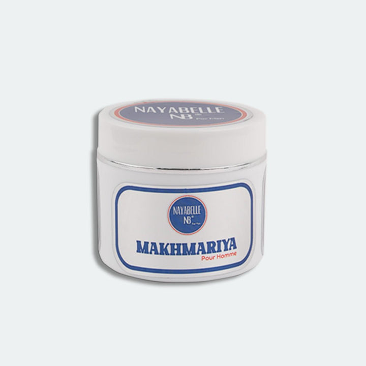 ot de Makhmaria Nayabelle pour Homme, au design blanc épuré avec des détails bleus et rouges. Soin parfumé conçu pour hydrater et parfumer délicatement la peau et les cheveux, offrant une fragrance masculine élégante.