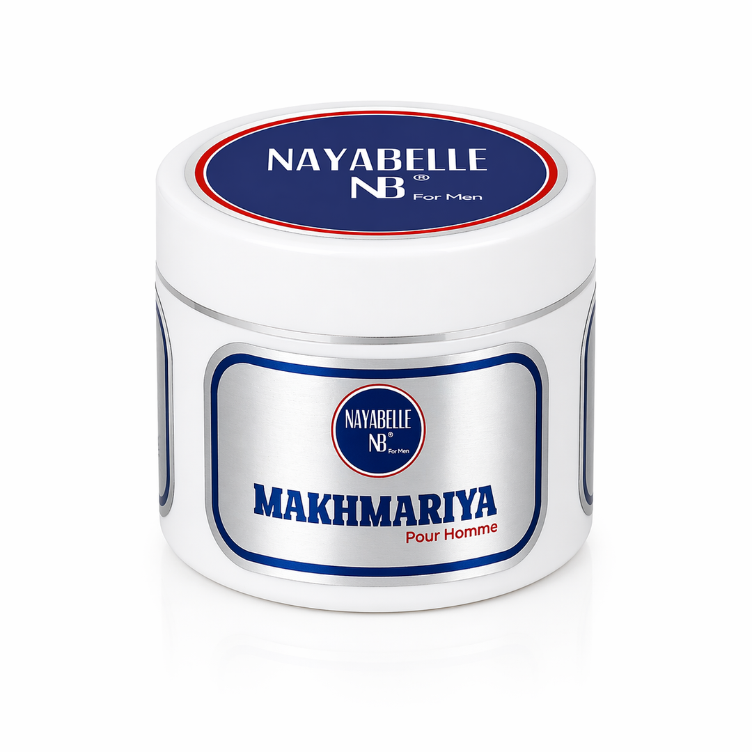 Pot Makhmaria Homme Nayabelle — baume parfum-soin sans alcool 3-en-1 pour corps, barbe et cheveux. +2000 fragrances masculines au choix (Sauvage, Bleu de Chanel, Aventus, etc.). Création exclusive fabriquée à Casablanca au Maroc. Design blanc épuré avec détails bleus et rouges.