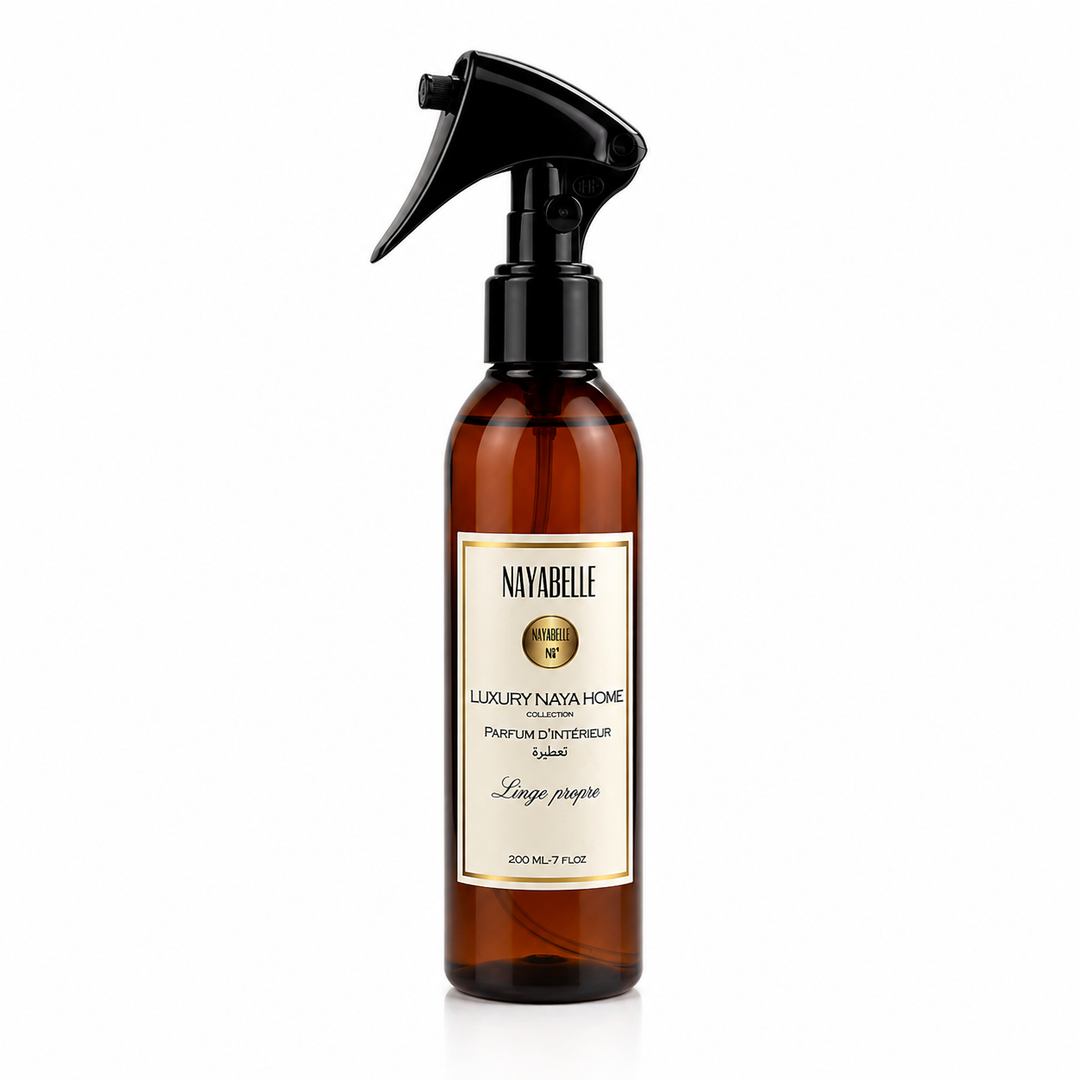 Flacon spray de parfum d'intérieur Nayabelle 'Linge Propre' de 200 ml, au design élégant avec bouteille ambrée et étiquette raffinée. Une fragrance fraîche et apaisante pour parfumer votre maison et vos textiles.