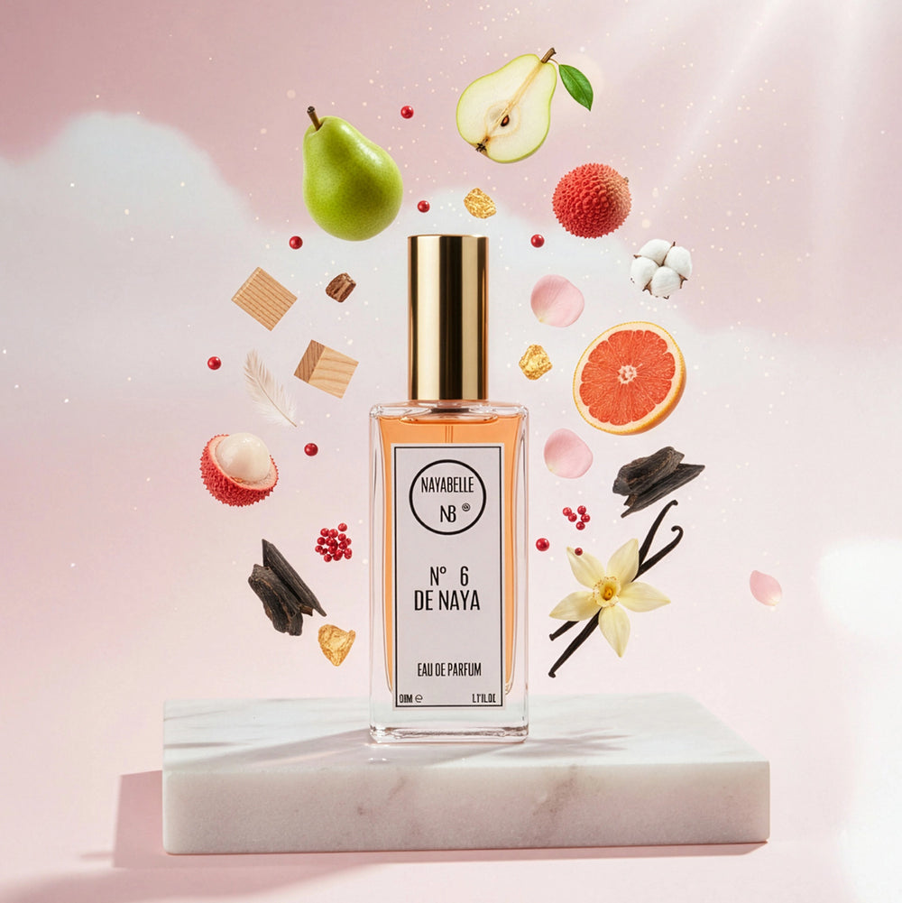 Parfum N° 6 de Naya par Nayabelle. Flacon de parfum entouré des ingrédients de la fragrance flottant dans les airs : poire, litchi, pamplemousse, vanille et bois. Photo créative pour e-commerce.
