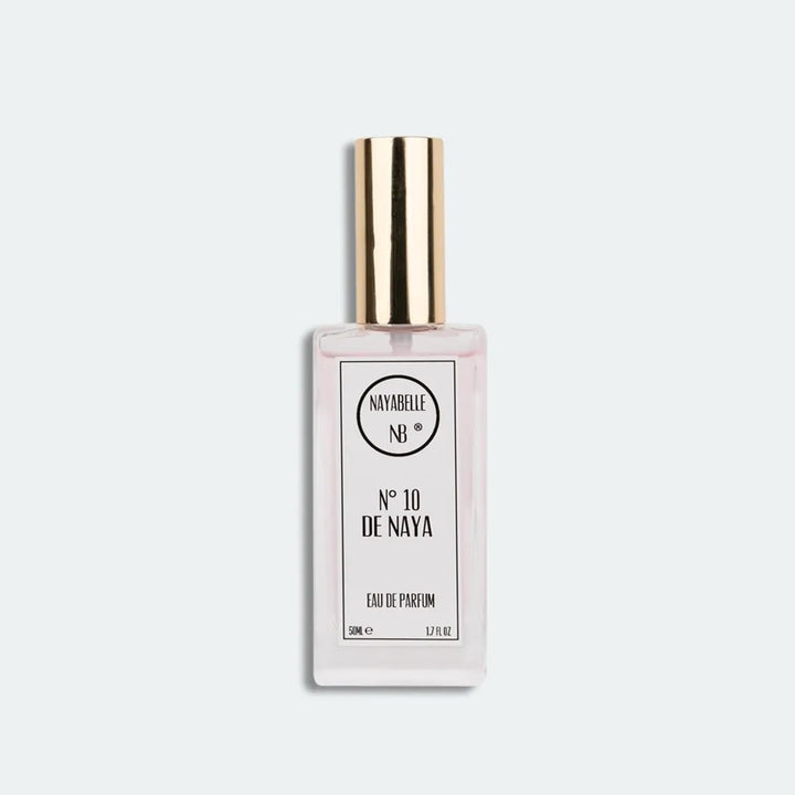 Flacon de parfum N°10 de Naya par Nayabelle, eau de parfum de 50 ml inspirée par Miss Laverne. Présentation élégante dans une bouteille rectangulaire en verre avec un bouchon doré, étiquette minimaliste noire et blanche pour un style raffiné.