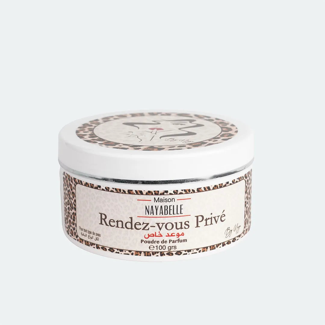 Boîte ronde de poudre parfumée "Rendez-vous Privé" de Maison Nayabelle, 100 g. Design chic avec couvercle décoré d'un motif léopard et d'une silhouette élégante. Étiquette beige avec détails rouges et noirs, indiquant un parfum délicat et adapté à tous types de peau.