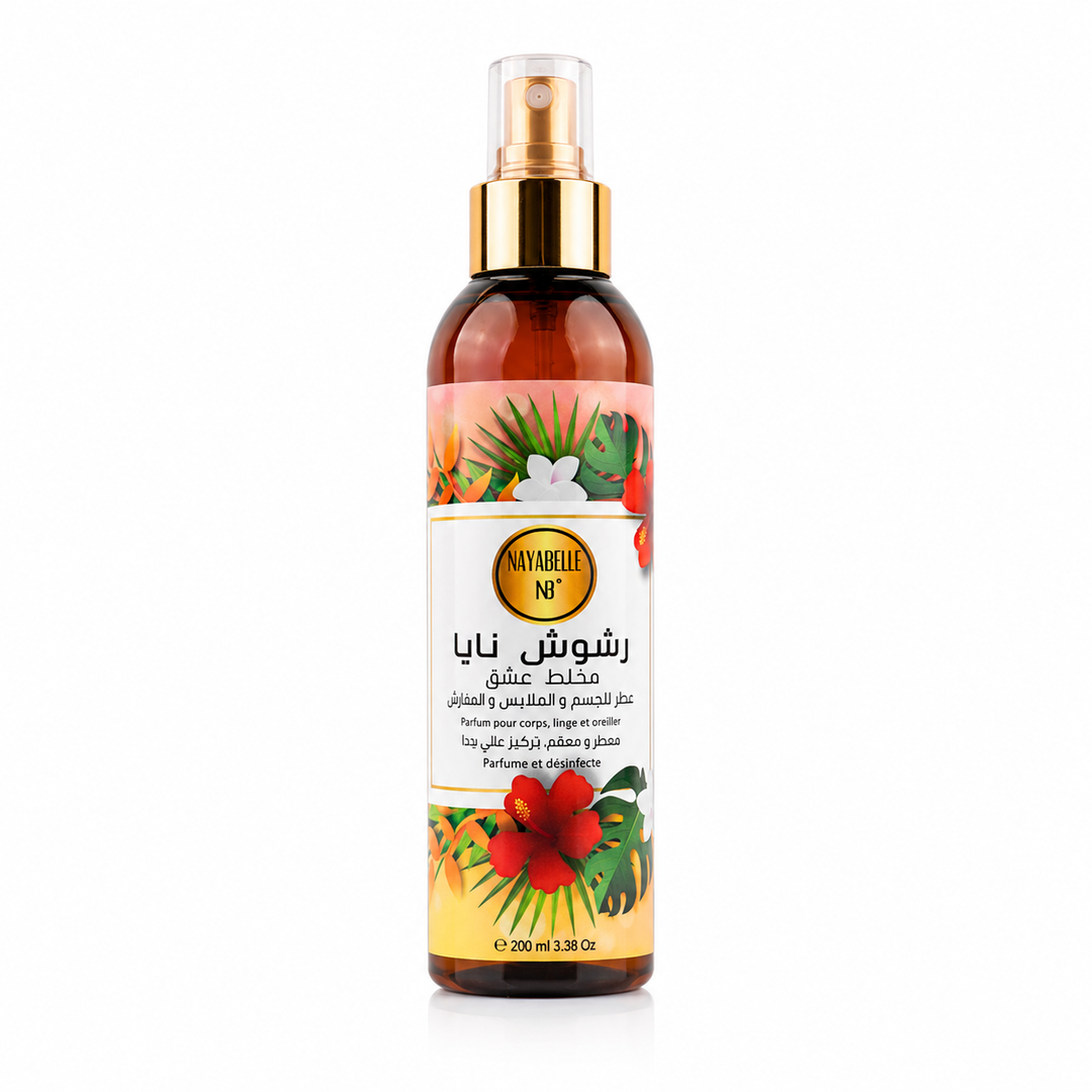 Flacon spray de parfum "Rchouch Passion" signé Nayabelle, au design tropical avec des motifs de fleurs rouges et de feuilles vertes. Ce parfum rafraîchissant au parfum de Miami Blossom est destiné au corps, au linge et aux oreillers, offrant une senteur fruitée et florale tout en désinfectant. Contenance de 200 ml.